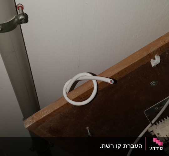 חוטי חשמל לבנים על לוח עץ